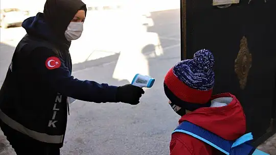 Orta riskli Elazığ'da yüz yüze eğitim başladı, öğrenciler ders başı yaptı