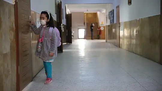 Orta riskli Elazığ'da yüz yüze eğitim başladı, öğrenciler ders başı yaptı