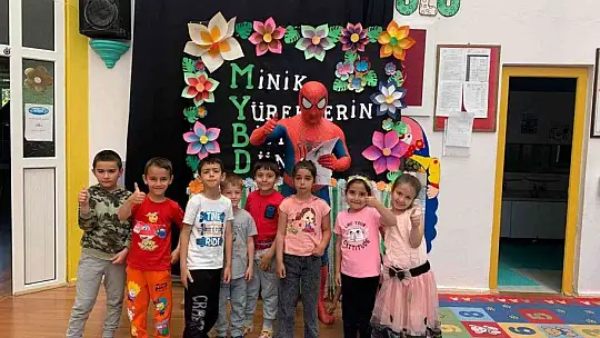 Örümcek adam minik öğrencileri eğlendirdi
