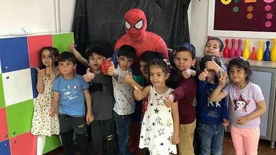 Örümcek adam minik öğrencileri eğlendirdi