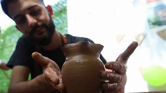 Otizmli çocuklar çömlek yaptı, gönüllerince eğlendi