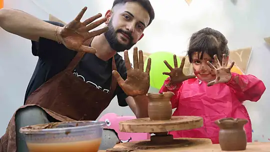 Otizmli çocuklar çömlek yaptı, gönüllerince eğlendi