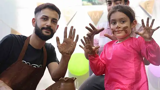 Otizmli çocuklar çömlek yaptı, gönüllerince eğlendi
