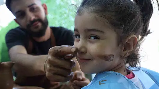 Otizmli çocuklar çömlek yaptı, gönüllerince eğlendi