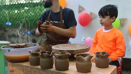 Otizmli çocuklar çömlek yaptı, gönüllerince eğlendi