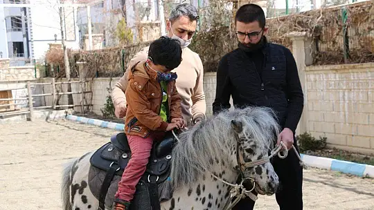 Otizmli çocuklar, duyu odaları ve atla terapiyle hayata hazırlanıyor