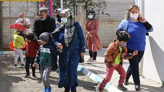 Otizmli çocuklar, duyu odaları ve atla terapiyle hayata hazırlanıyor