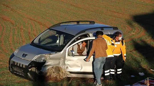 Otobüsle çarpışan hafif ticari araç tarlaya uçtu: 1 yaralı