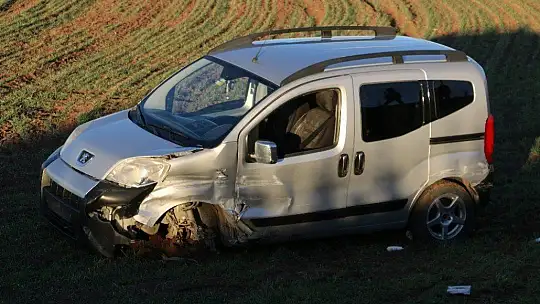Otobüsle çarpışan hafif ticari araç tarlaya uçtu: 1 yaralı