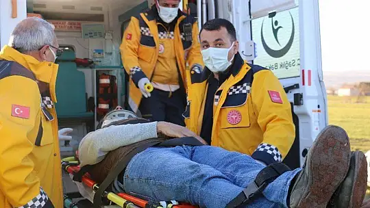 Otobüsle çarpışan hafif ticari araç tarlaya uçtu: 1 yaralı