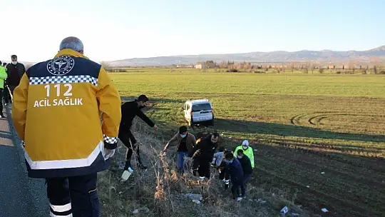 Otobüsle çarpışan hafif ticari araç tarlaya uçtu: 1 yaralı