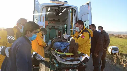 Otobüsle çarpışan hafif ticari araç tarlaya uçtu: 1 yaralı