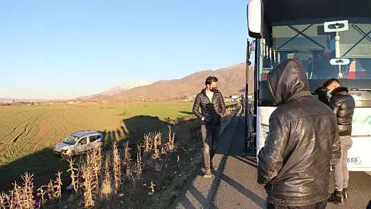 Otobüsle çarpışan hafif ticari araç tarlaya uçtu: 1 yaralı