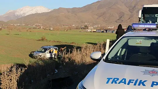 Otobüsle çarpışan hafif ticari araç tarlaya uçtu: 1 yaralı
