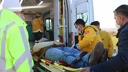 Otobüsle çarpışan hafif ticari araç tarlaya uçtu: 1 yaralı
