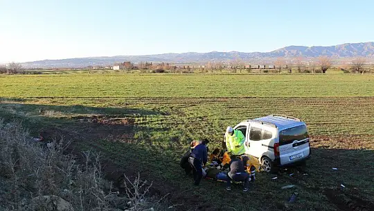 Otobüsle çarpışan hafif ticari araç tarlaya uçtu: 1 yaralı