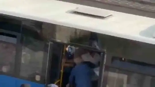 Otobüste kavgaya tutuştular