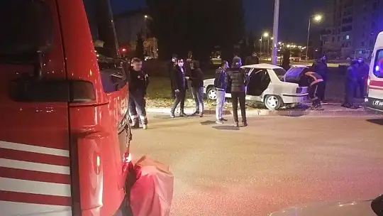 Otomobil aydınlatma direğine çarptı: 2 yaralı