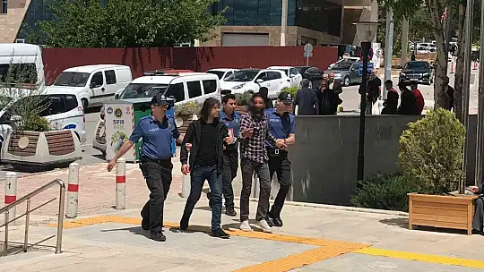 Otomobil çalan hırsızlar, kendilerini görüntüleyen gazetecileri tehdit etti