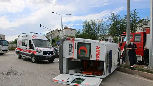 Otomobil, Covid temaslısı taşıyan ambulansa çarptı