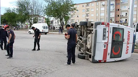 Otomobil, Covid temaslısı taşıyan ambulansa çarptı