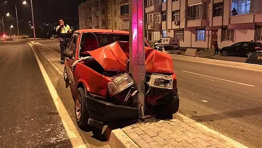 Otomobil direğe çarptı: 2 yaralı