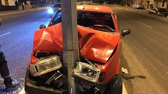 Otomobil direğe çarptı: 2 yaralı