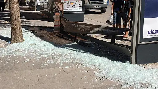 Otomobil durağa girdi, facianın eşiğinden dönüldü