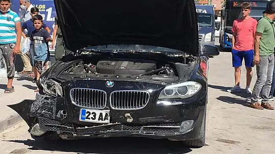 Otomobil durağa girdi, facianın eşiğinden dönüldü