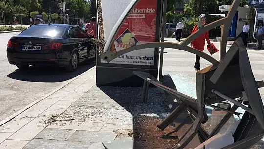 Otomobil durağa girdi, facianın eşiğinden dönüldü