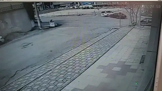 Otomobil ile hafif ticari araç böyle çarpıştı