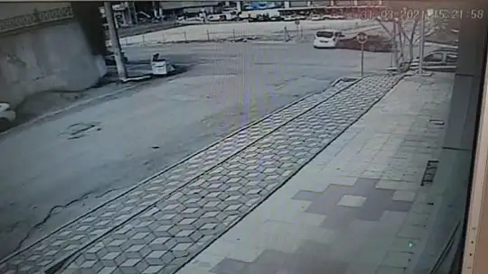 Otomobil ile hafif ticari araç böyle çarpıştı