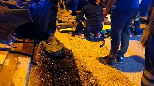 Otomobil önce direğe, ardından park halindeki araca çarptı: 3 yaralı