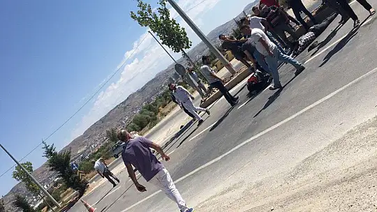 Otomobil sepetli motosikletle çarpıştı: 1'i ağır 2 yaralı