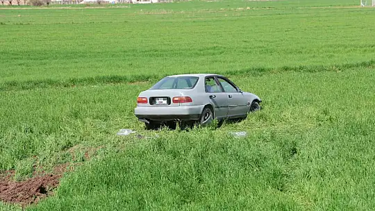 Otomobil tarlaya uçtu: 3 yaralı