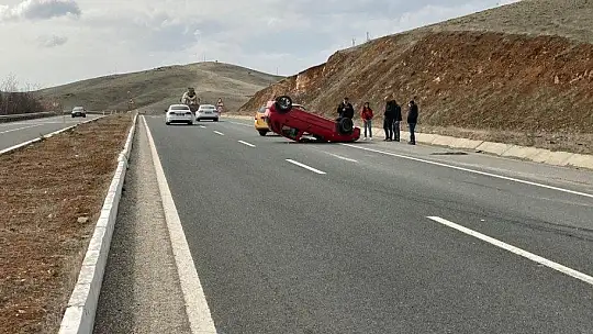 Otomobil ters döndü, sürücü yara almadan kurtuldu