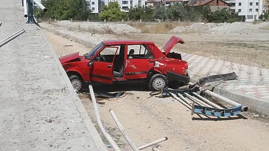 Otomobil üst geçitten uçtu: 1 yaralı