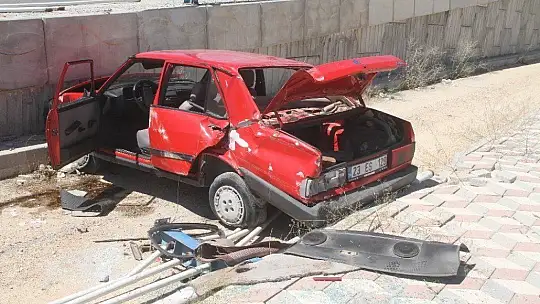 Otomobil üst geçitten uçtu: 1 yaralı