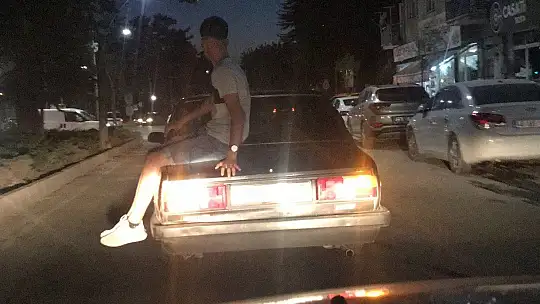 Otomobilin üzerinde tehlikeli yolculuk kamerada