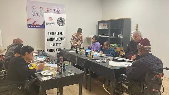 Özel bireyler, resim, müzik ve satranç kursları ile hayata hazırlanıyor