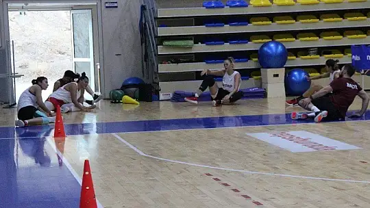 (Özel haber) Elazığ İl Özel İdare Kadın Basketbol Takımı hazırlıklara başladı