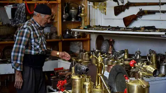 (Özel) Yıllarca topladığı giysileri antika eşyalarla takas etti, deposunu müzeye çevirdi