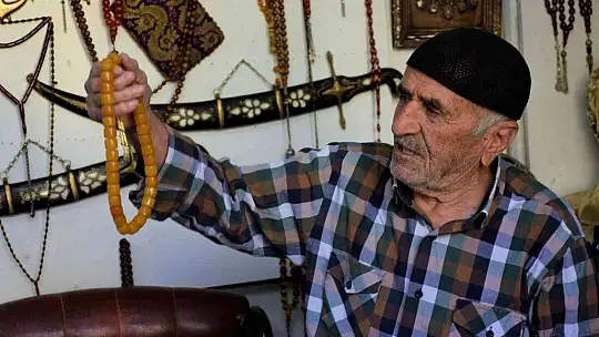 (Özel) Yıllarca topladığı giysileri antika eşyalarla takas etti, deposunu müzeye çevirdi