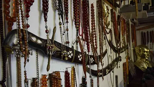 (Özel) Yıllarca topladığı giysileri antika eşyalarla takas etti, deposunu müzeye çevirdi