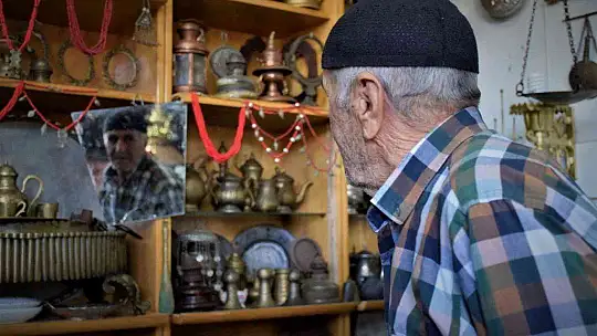 (Özel) Yıllarca topladığı giysileri antika eşyalarla takas etti, deposunu müzeye çevirdi