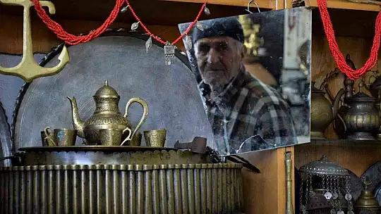 (Özel) Yıllarca topladığı giysileri antika eşyalarla takas etti, deposunu müzeye çevirdi