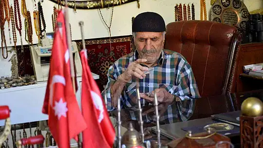 (Özel) Yıllarca topladığı giysileri antika eşyalarla takas etti, deposunu müzeye çevirdi