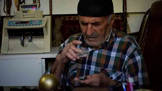 (Özel) Yıllarca topladığı giysileri antika eşyalarla takas etti, deposunu müzeye çevirdi