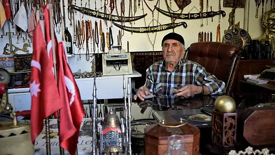(Özel) Yıllarca topladığı giysileri antika eşyalarla takas etti, deposunu müzeye çevirdi