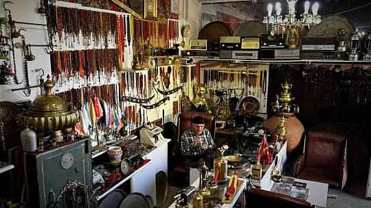 (Özel) Yıllarca topladığı giysileri antika eşyalarla takas etti, deposunu müzeye çevirdi